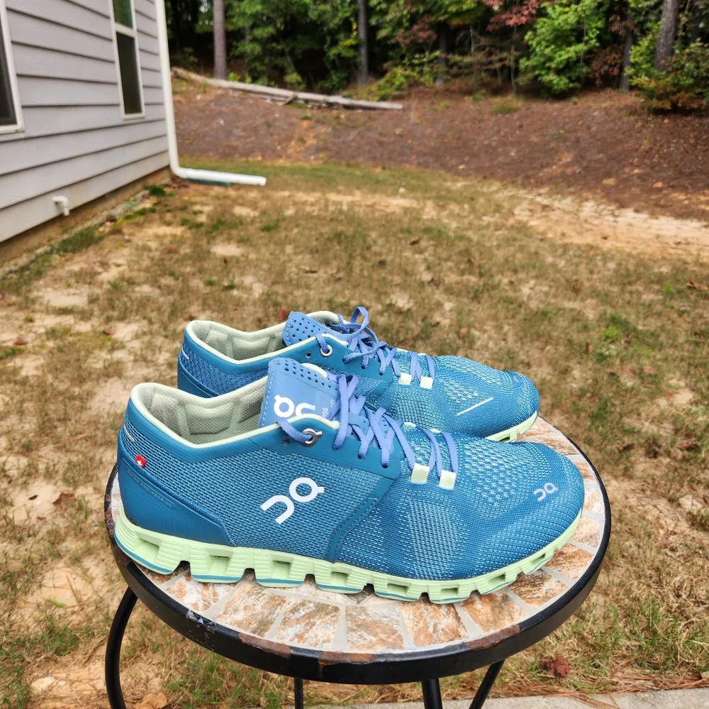 On Cloud Swiss Engineering Women's  Running Shoes Size 9.5  Teal and Lime